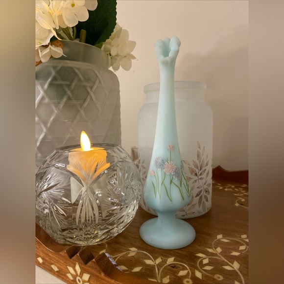 Vtg Fenton Bud Vase Blue Satin Cameo Glass Hand Painted Signed Grandma Core - Picture 3 of 8